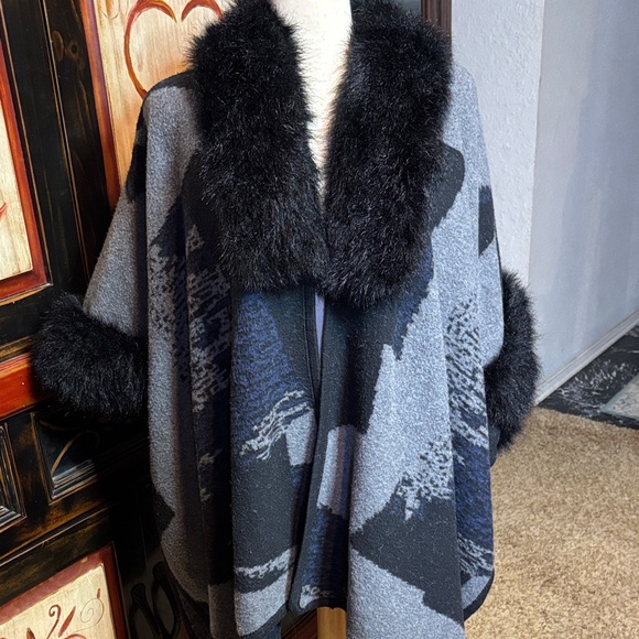 Vintage Sweaters - Vintage poncho with faux fur